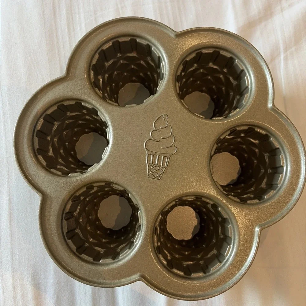 Nordic Ware Heavy Cast Aluminium 6 Ice Cream Cone Cupcake Pan 4.5 Cups 1 Litre